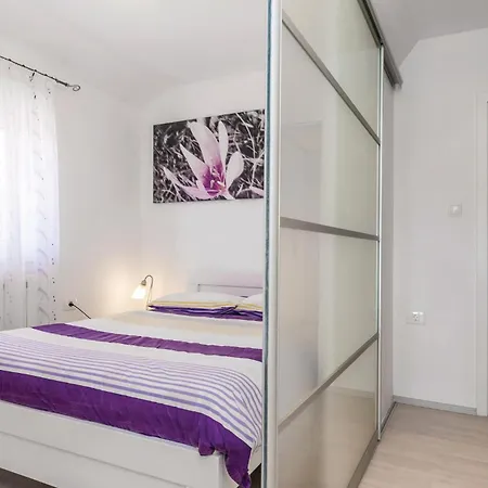 4 Bedroom Beautiful In * Rukavac (Primorje-Gorski Kotar)