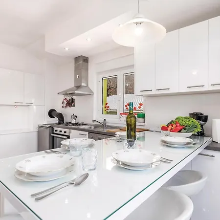 4 Bedroom Beautiful In Feriehus *