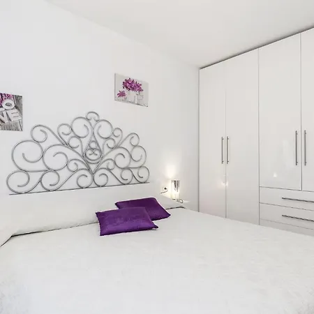 4 Bedroom Beautiful In * Rukavac (Primorje-Gorski Kotar)