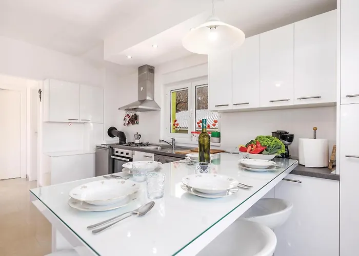 4 Bedroom Beautiful In Prázdninový dům *